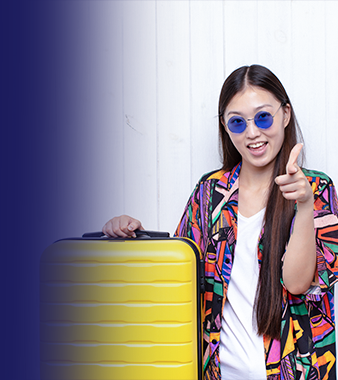 Jovem com uma mala de viagem amarela - Europa Corretora